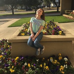 Meet your Posher, Alyvea